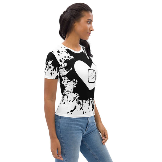 Woman wearing Damen-T-Shirt N°7 with heart design, black and white art print, comfortable and stretchy fabric.