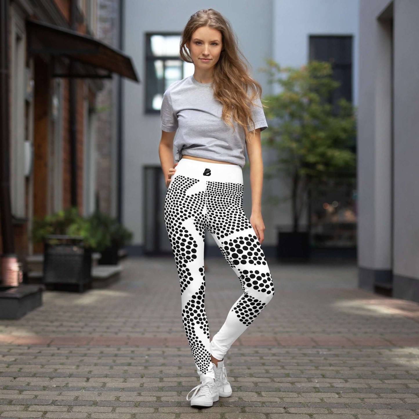 Woman wearing Yoga-Leggings N°45 with polka dot pattern, standing in an urban setting.