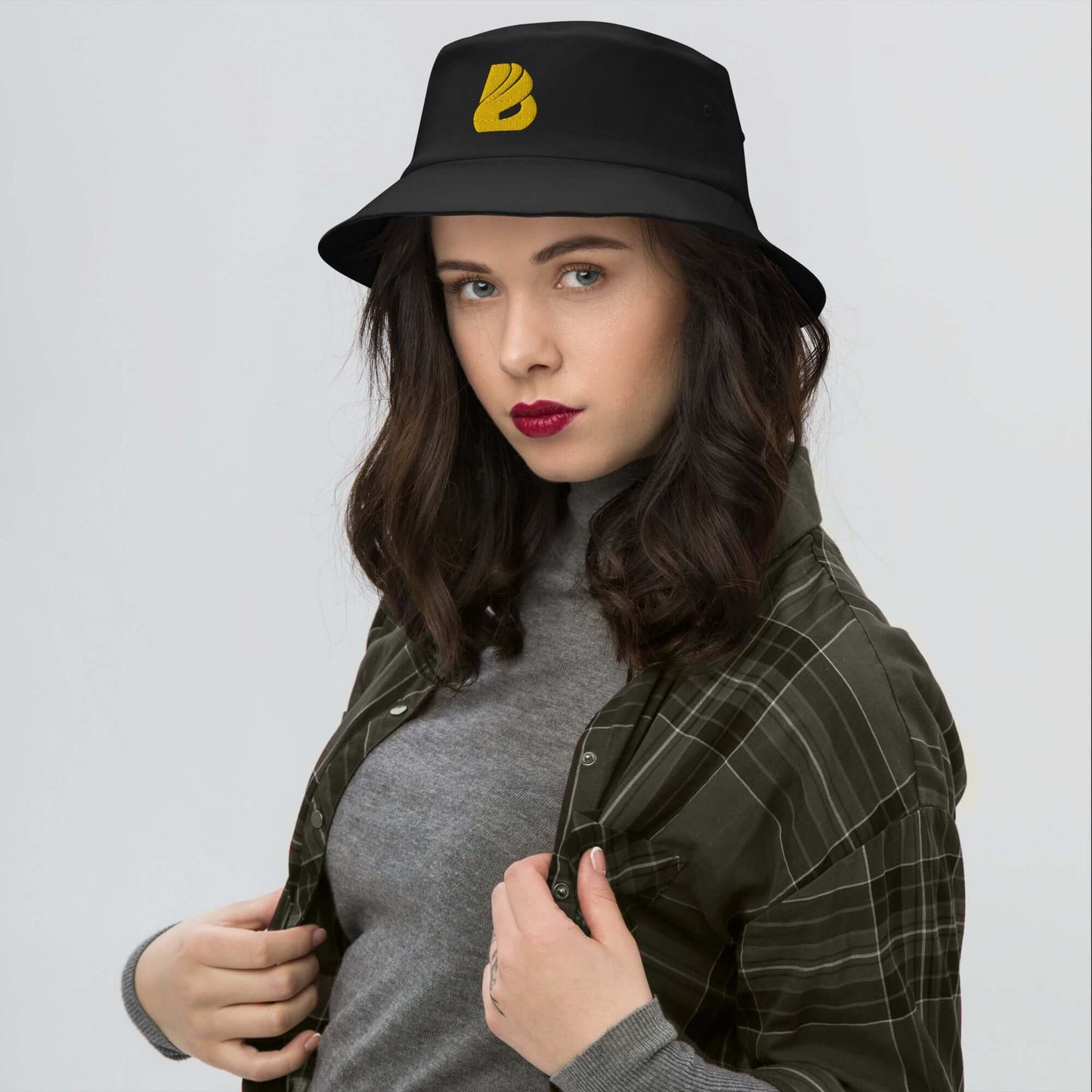 Woman wearing Old School-Fischerhut N°2, a vintage-style black bucket hat, showcasing its timeless functionality and 80s, 90s aesthetic.