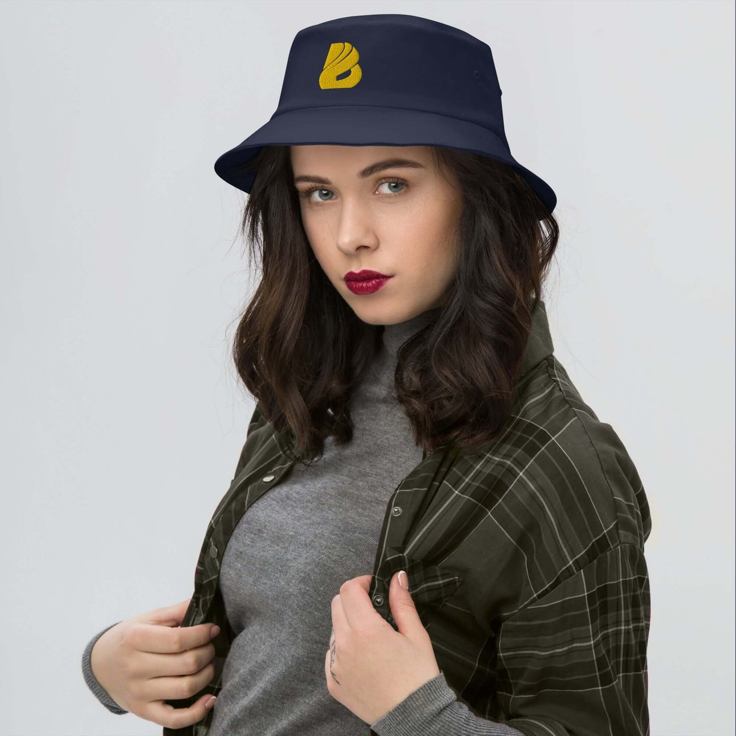 Woman wearing Old School-Fischerhut N°2, a vintage-style navy bucket hat perfect for outdoor activities like fishing and hiking.