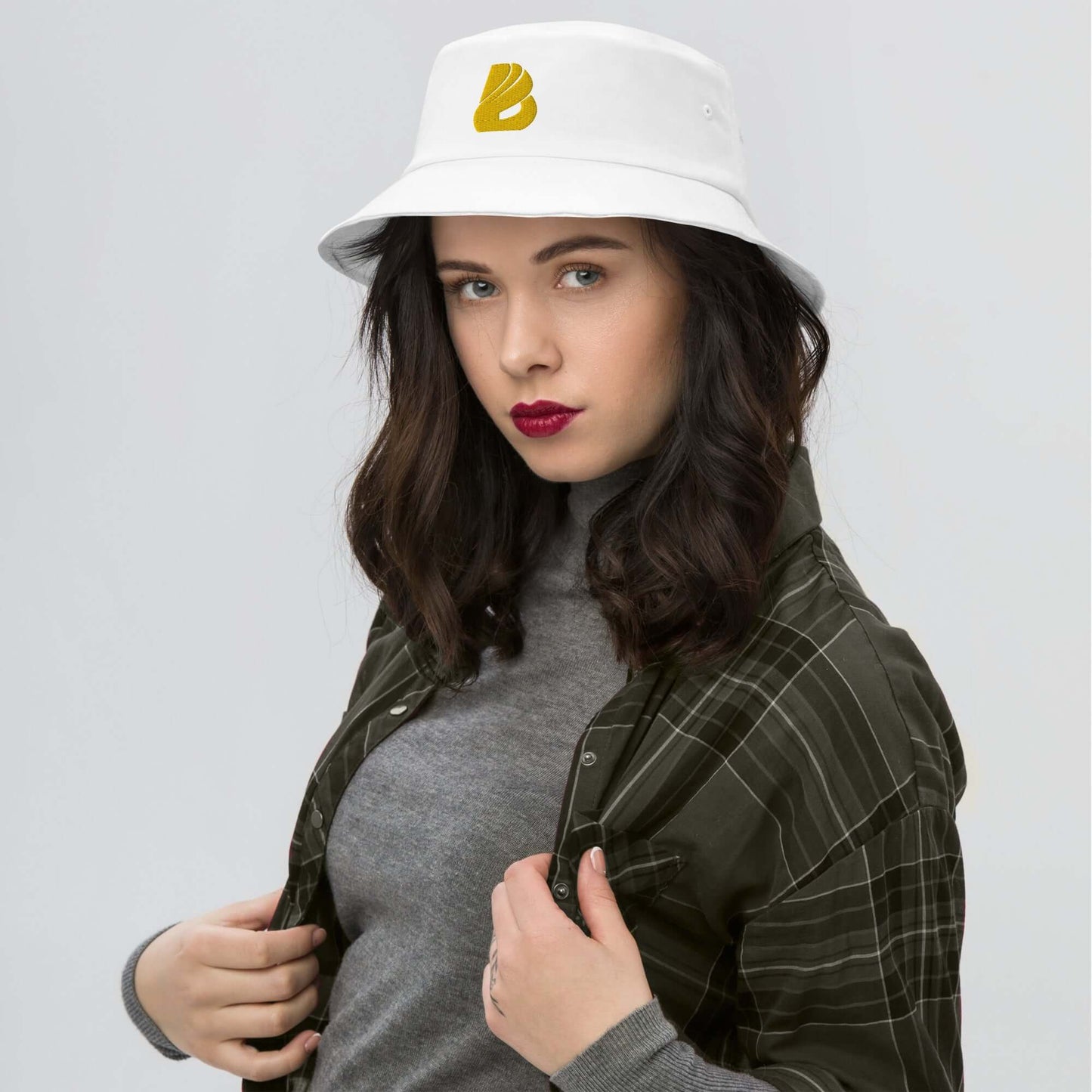 Woman wearing Old School-Fischerhut N°2, vintage-style white bucket hat, perfect for fishing and hiking; 98% cotton, timeless and functional.