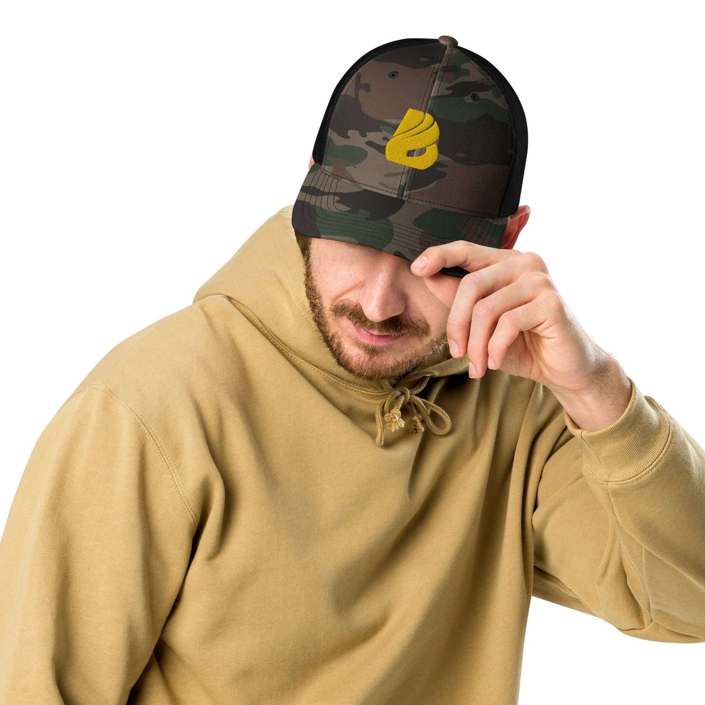 Man wearing a Trucker-Hat im Camouflage-Look N°0, perfect for outdoor activities like fishing, camping, and hiking, featuring camo print design.