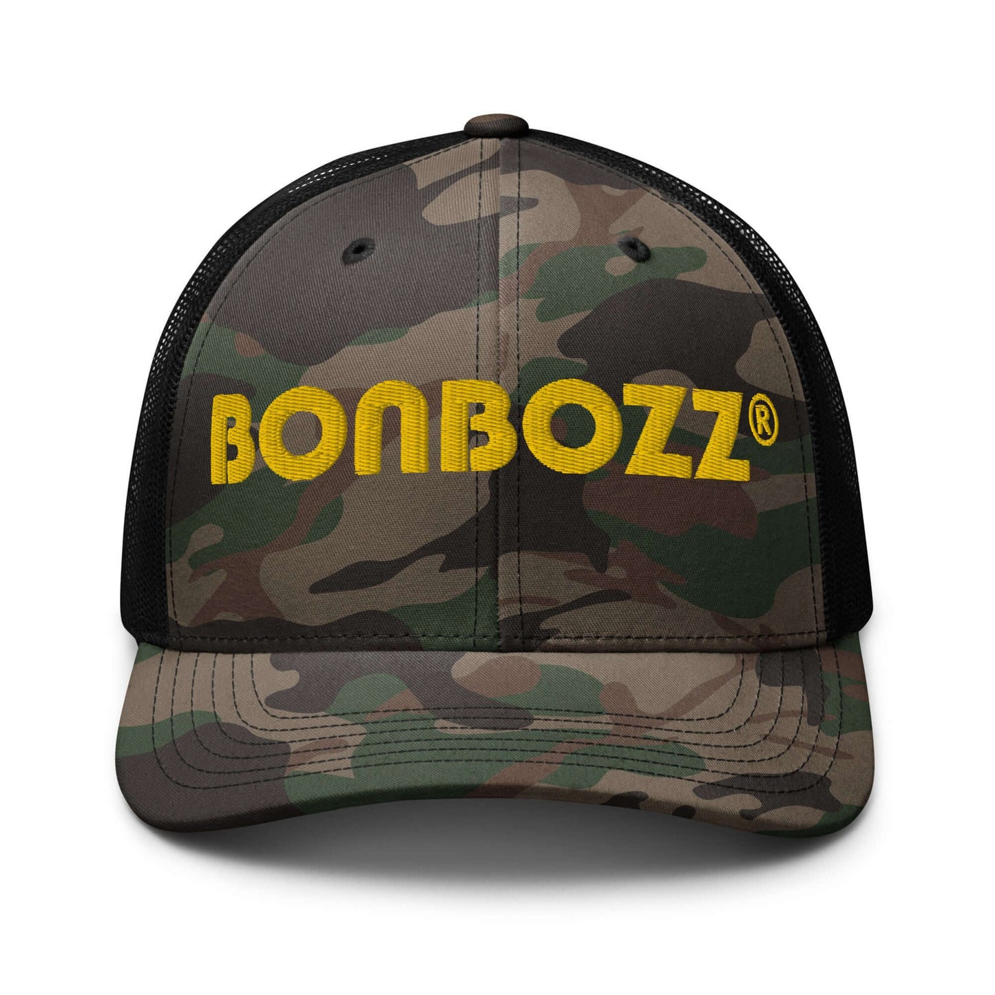 Trucker-Hat im Camouflage-Look N°1 with yellow logo, suitable for outdoor activities such as fishing and camping.