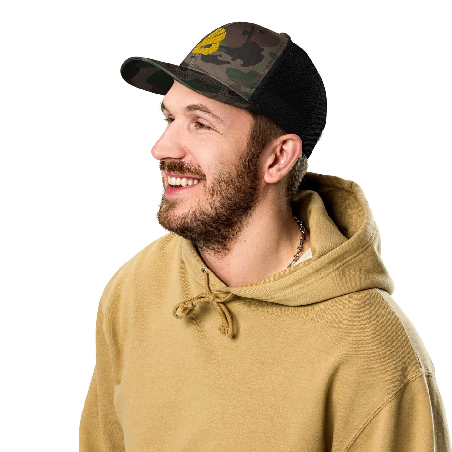 Man wearing Trucker-Hat im Camouflage-Look N°0, ideal for outdoor activities like fishing, camping, or hiking. Trendy camo-print design.