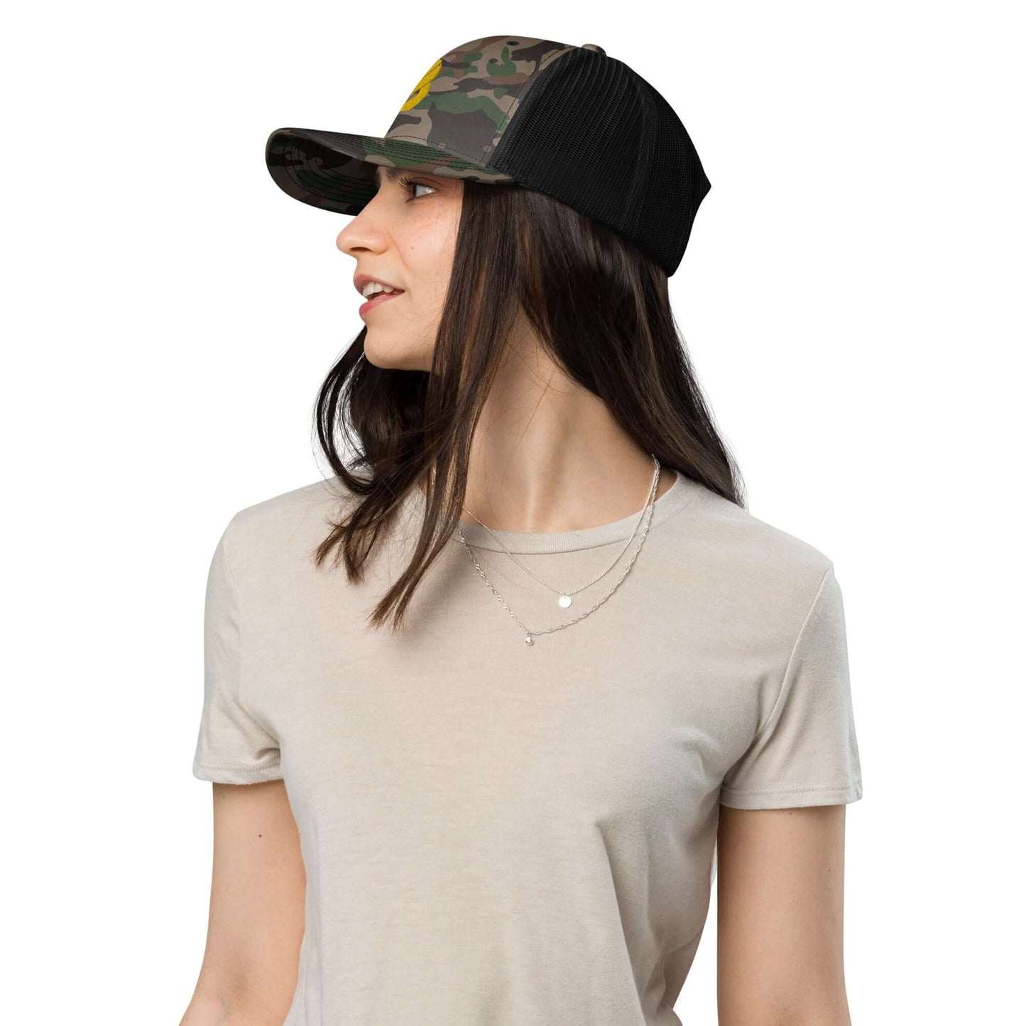 Woman wearing Trucker-Hat im Camouflage-Look N°0, perfect for outdoor activities like fishing, camping, and hiking.