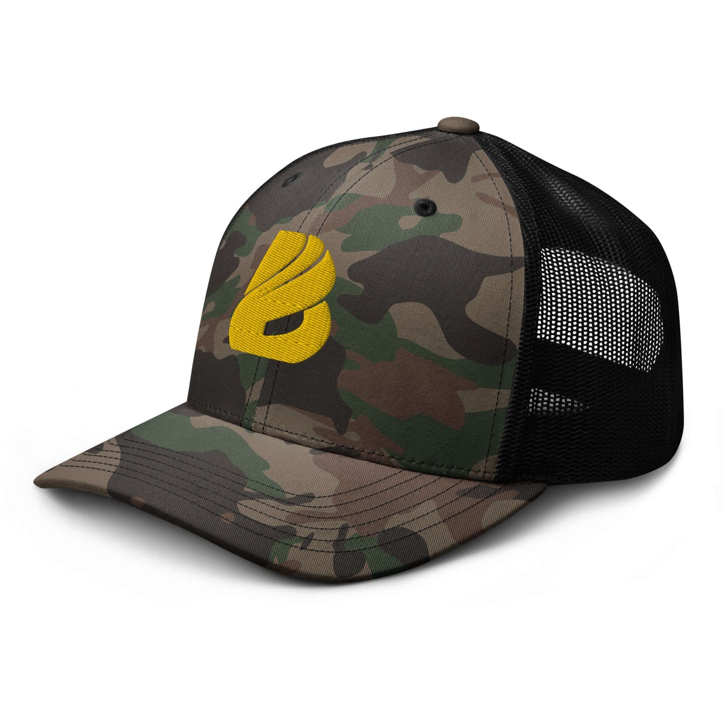 Trucker-Hat im Camouflage-Look N°0 with yellow logo, ideal for outdoor activities like fishing or camping, featuring mesh back and snap closure.