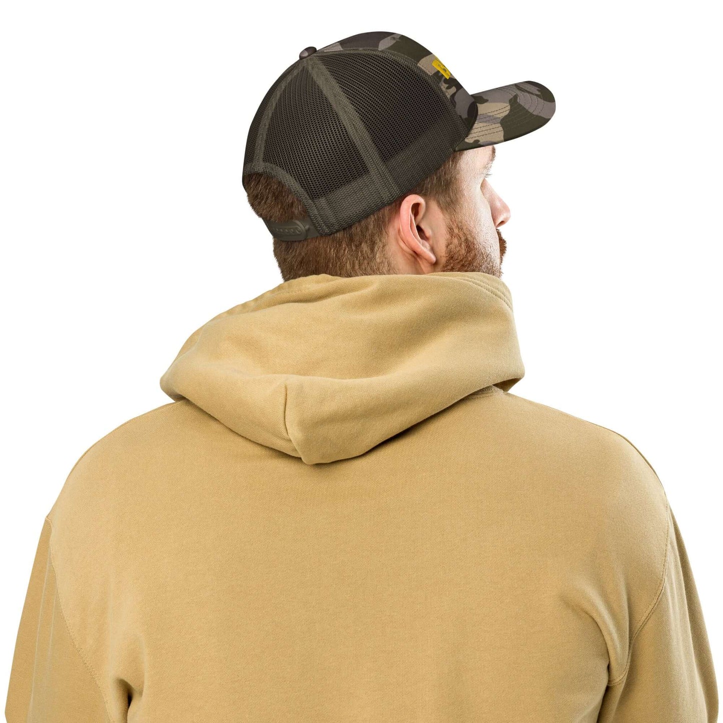 Person wearing Trucker-Hat im Camouflage-Look N°1, shown from the back with beige hoodie, ideal for outdoor activities.