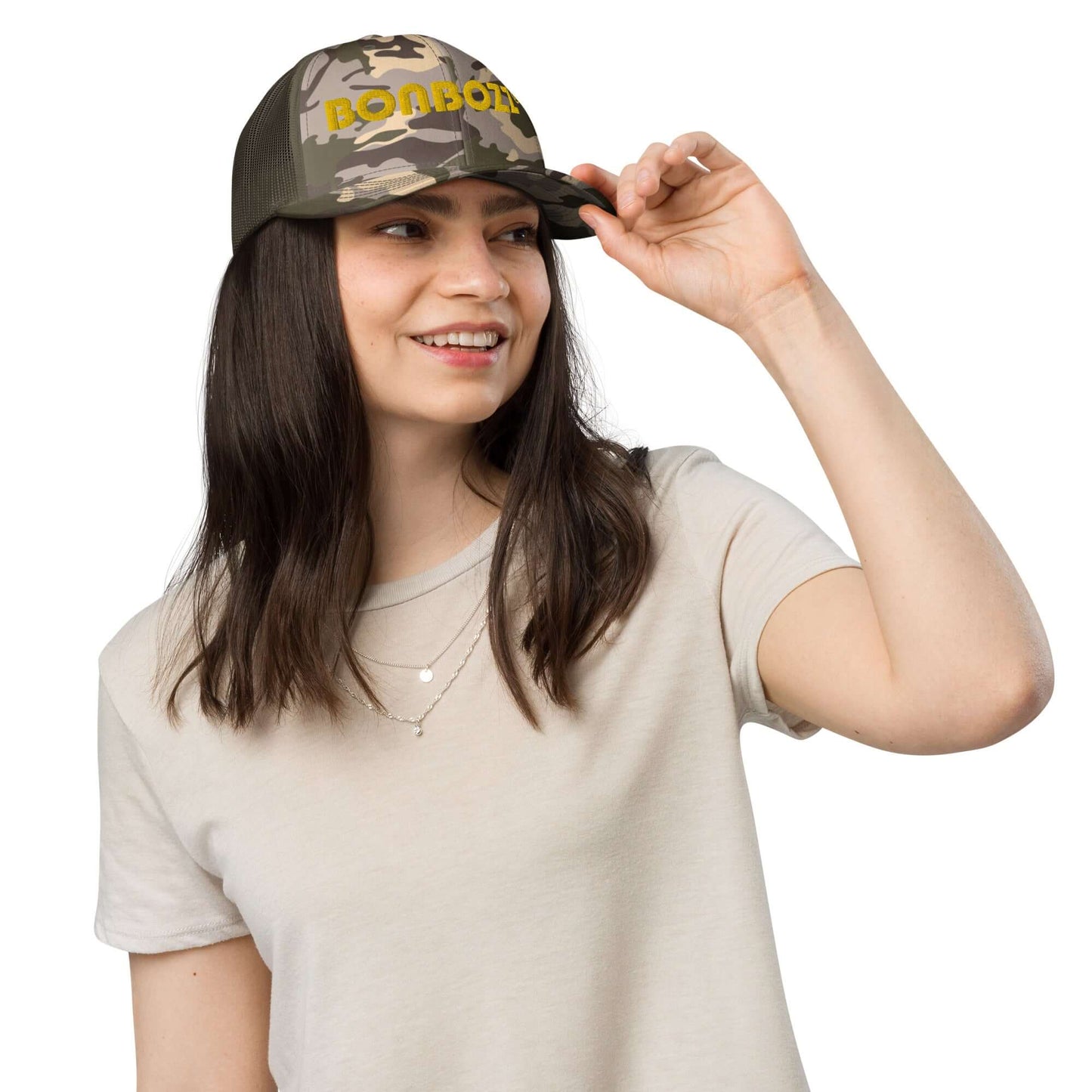 Woman wearing Trucker-Hat im Camouflage-Look N°1, ideal for fishing, camping, and hiking, featuring a trendy camo print.