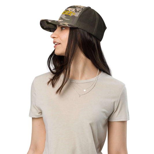 Woman wearing Trucker-Hat im Camouflage-Look N°1 with camo print and adjustable snapback, perfect for outdoor activities.