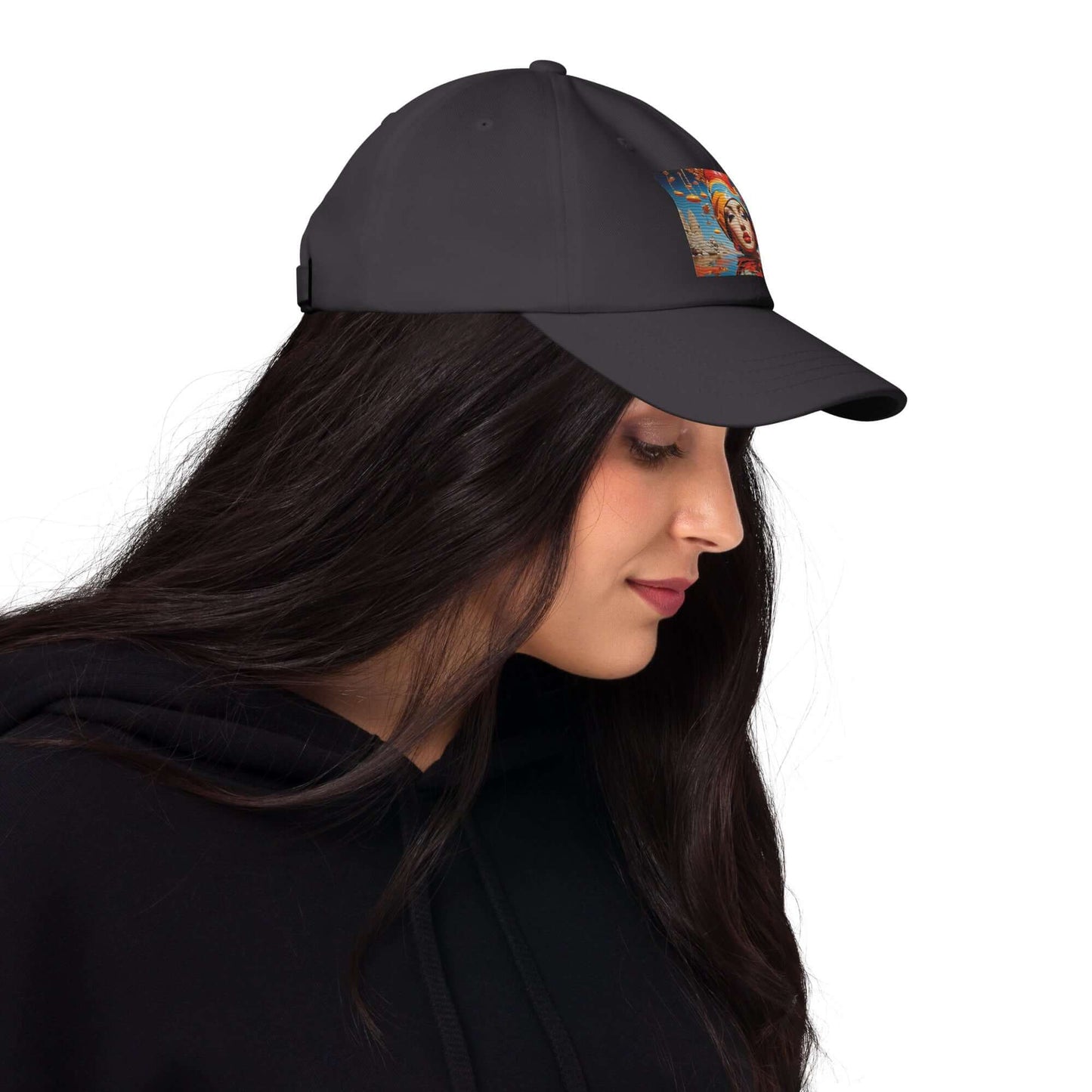 Woman wearing Dad-Hat N°0 with flat profile, adjustable strap, and curved visor in black color.