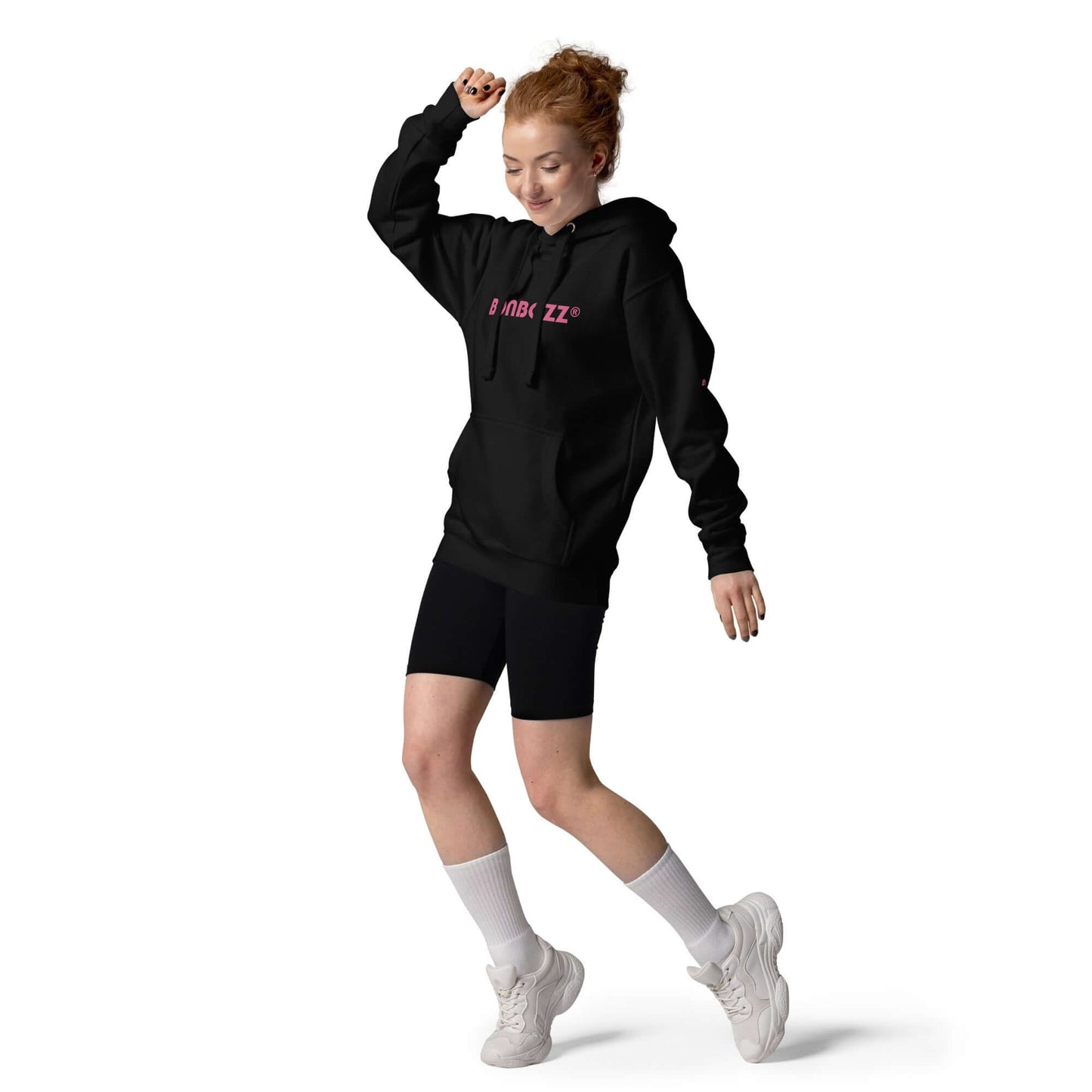 Model wearing black Unisex-Kapuzenpullover with front pocket and hood, demonstrating casual style.