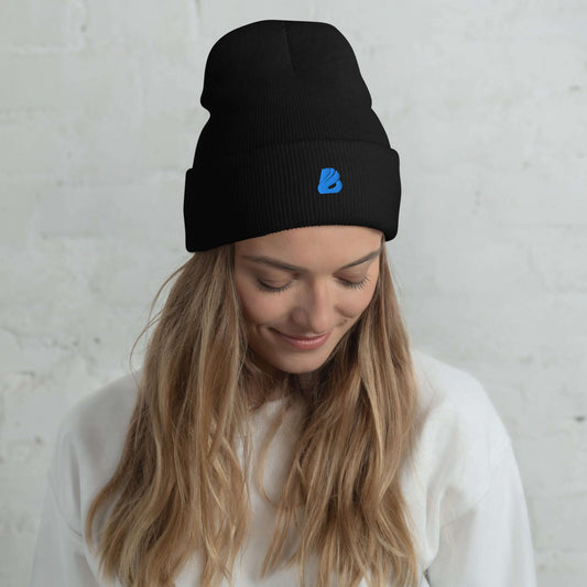 Frau trägt umgeschlagene Beanie aus 100 % Turbo-Acryl, hypoallergen, in Schwarz, ideal für kaltes Wetter, hält warm, Unisex-Design.