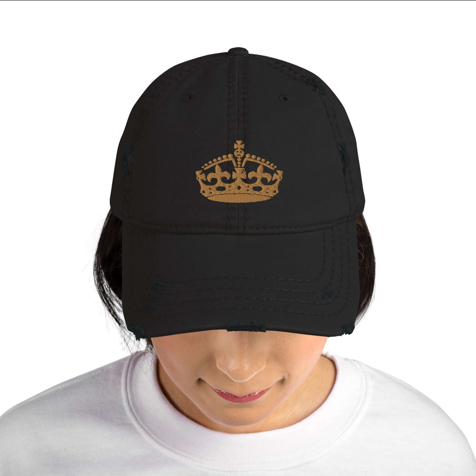 Woman wearing black Dad-Hat im Used-Look N°0 with gold crown design, casual wear, street style fashion accessory.