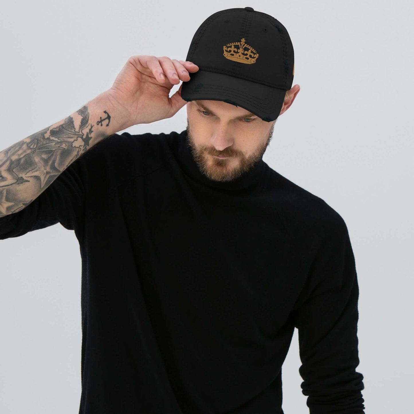 Man wearing black Dad-Hat im Used-Look N°0 with crown logo, casual fashion outfit