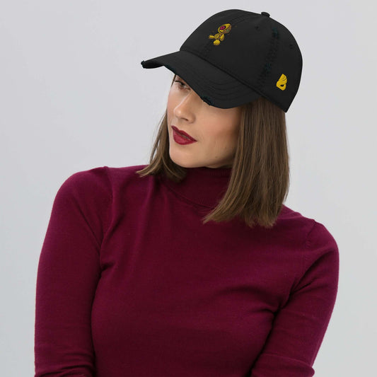 Frau trägt Dad-Hat im Used-Look N°1 in Schwarz, kombiniert mit weinrotem Rollkragenpullover, modisches Accessoire für lässige Outfits