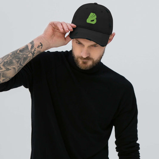 Mann trägt Dad-Hat im Used-Look in Schwarz, kombiniert mit schwarzem Langarmshirt, modern und lässiger Style für Freizeitoutfits.