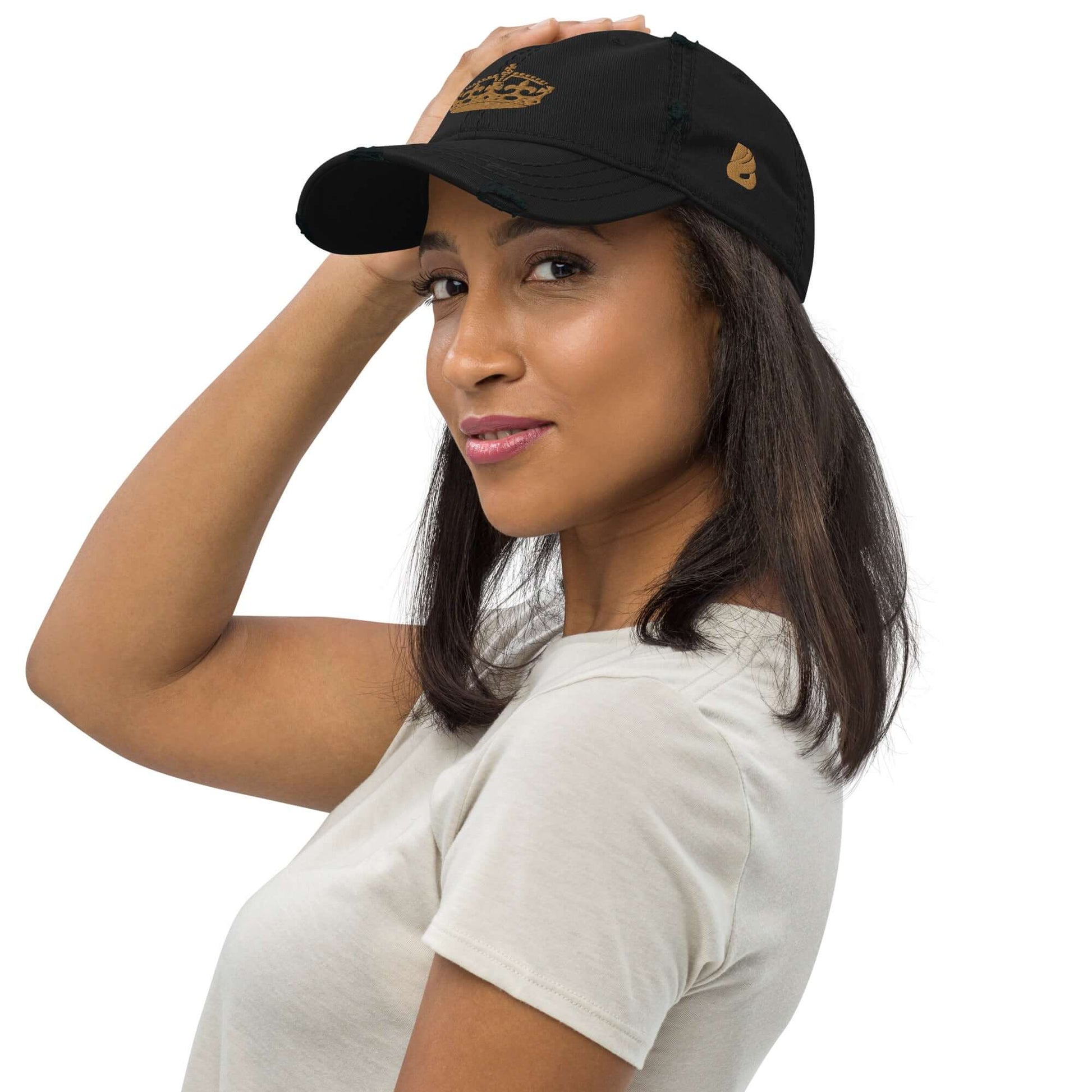Woman wearing Dad-Hat im Used-Look N°0 with black baseball cap and casual outfit, showcasing stylish and relaxed fashion.