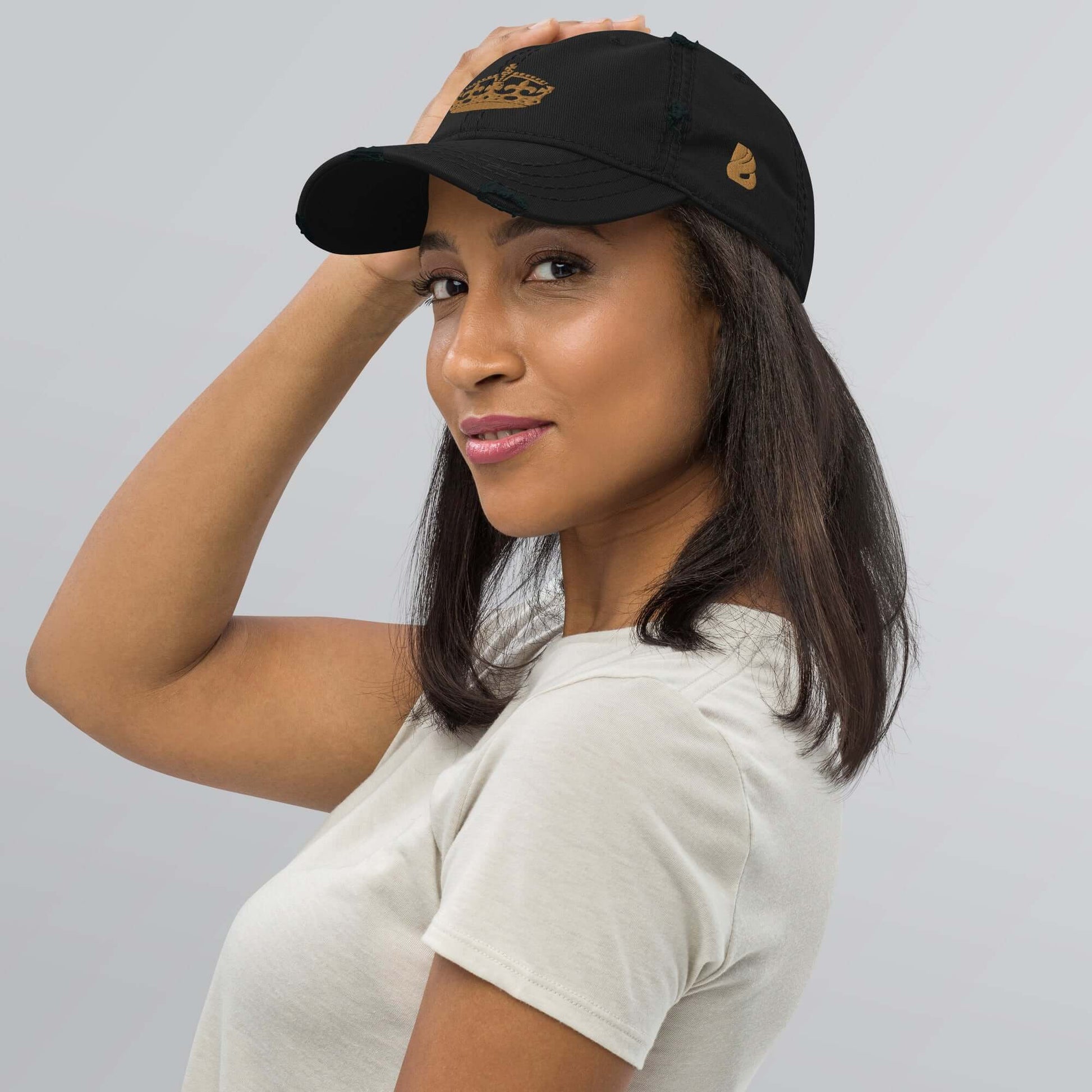Woman wearing Dad-Hat im Used-Look N°0, combining casual style with a sport shirt, highlighting the hat's distressed cotton twill design.