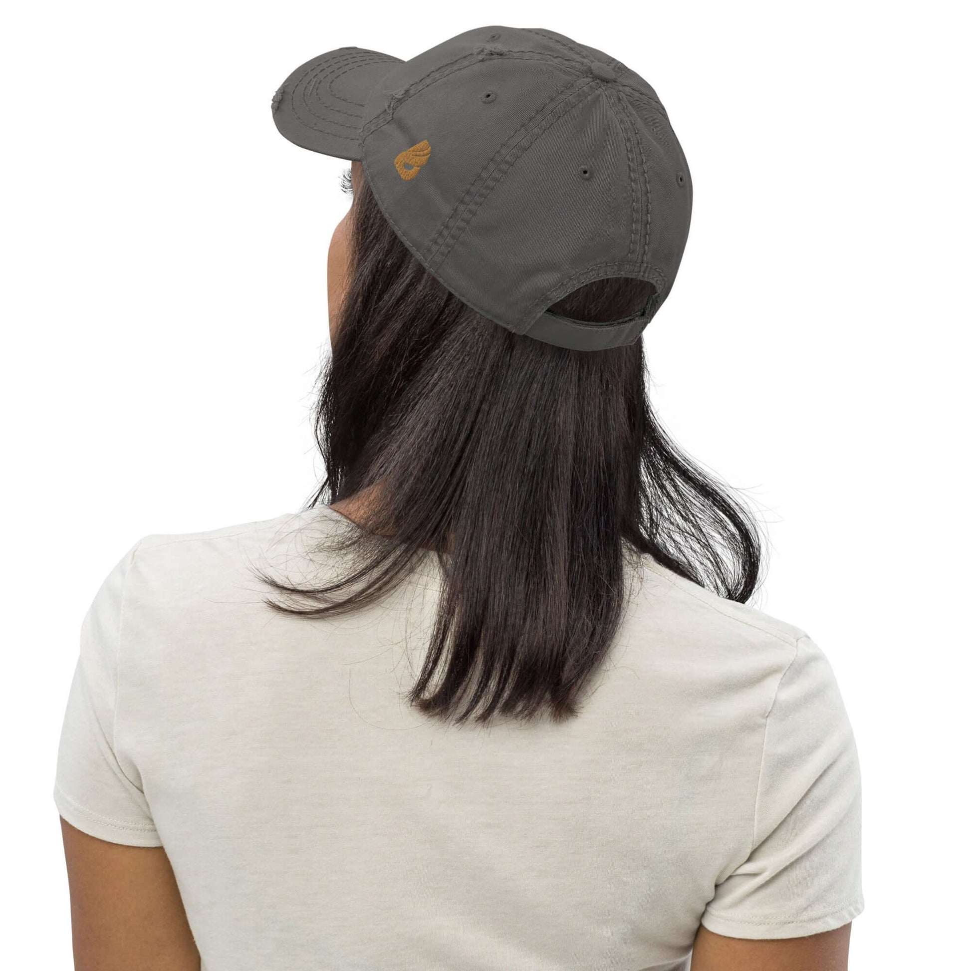 Person wearing Dad-Hat im Used-Look N°0, showcasing back view with distressed style and casual T-shirt.