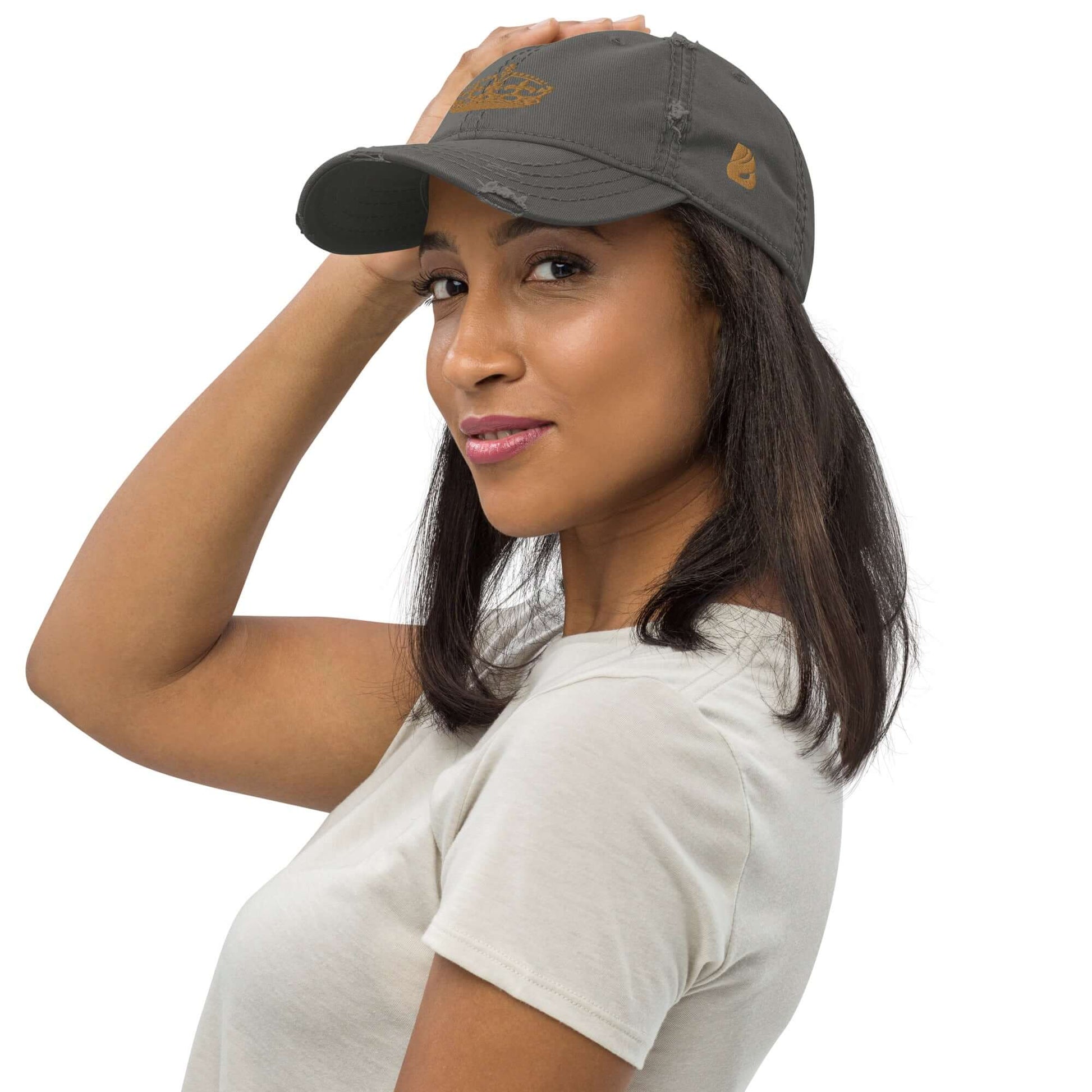 Woman wearing Dad-Hat im Used-Look N°0, showcasing casual style with a slightly worn appearance, perfect for pairing with jeans or a T-shirt.