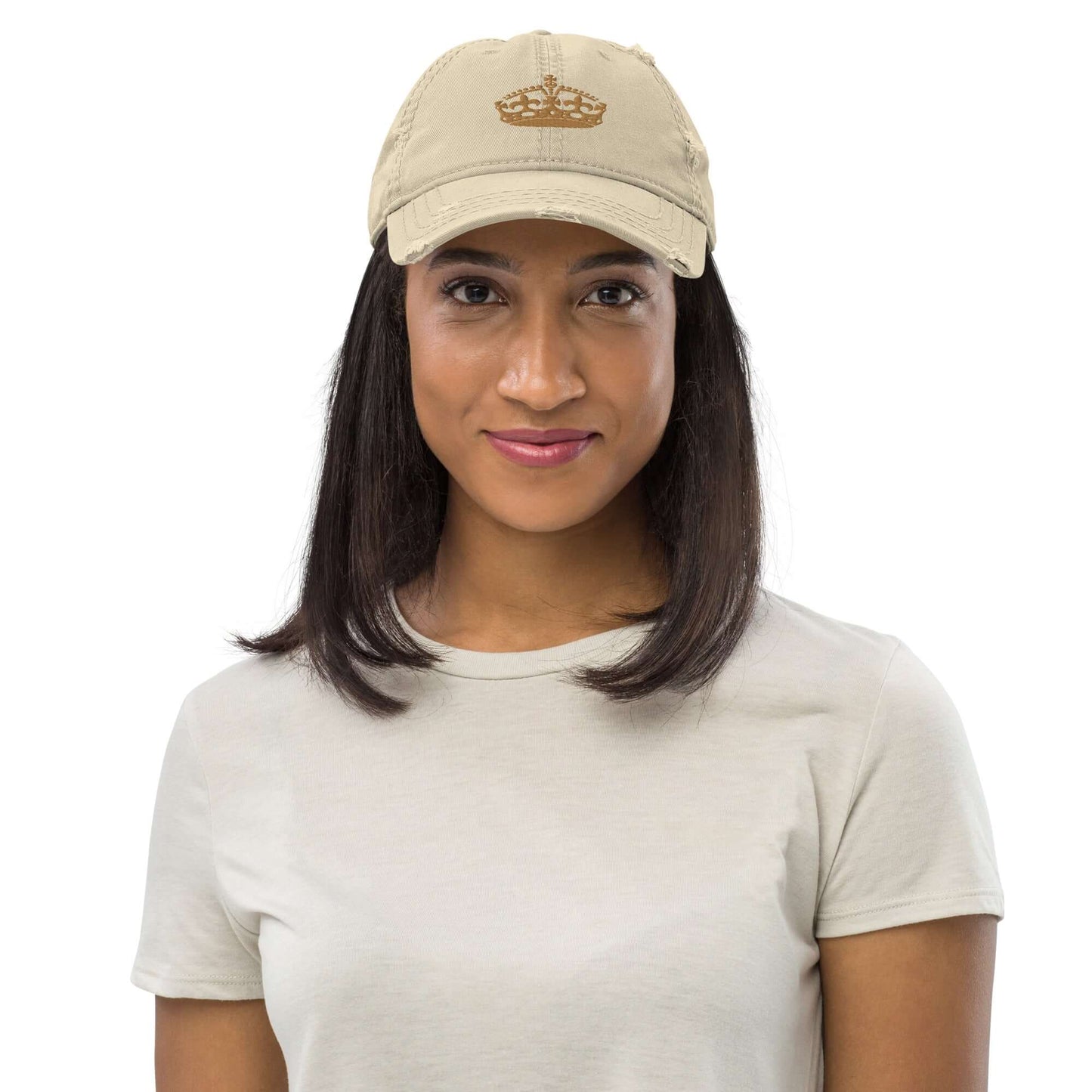 Woman wearing Dad-Hat im Used-Look N°0 in beige with a crown embroidery.