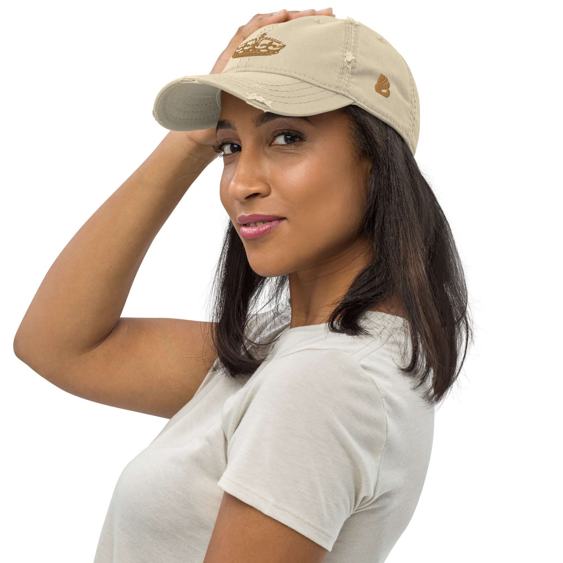 Woman wearing Dad-Hat im Used-Look N°0, showcasing a casual style with beige cotton cap in lightly worn appearance.