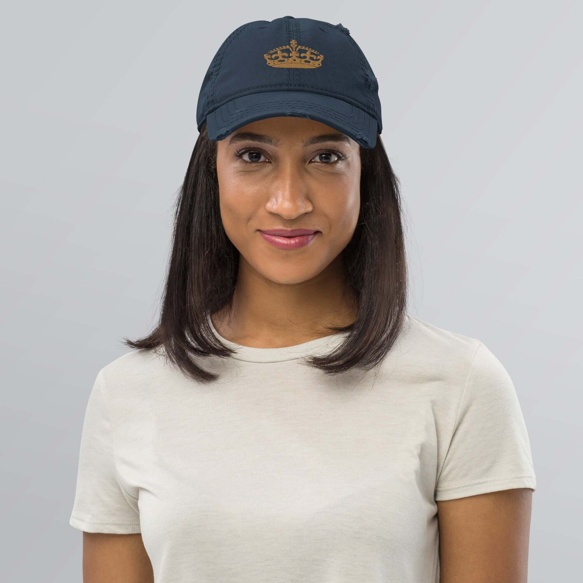 Woman wearing Dad-Hat im Used-Look N°0 with crown emblem in blue, in casual outfit.