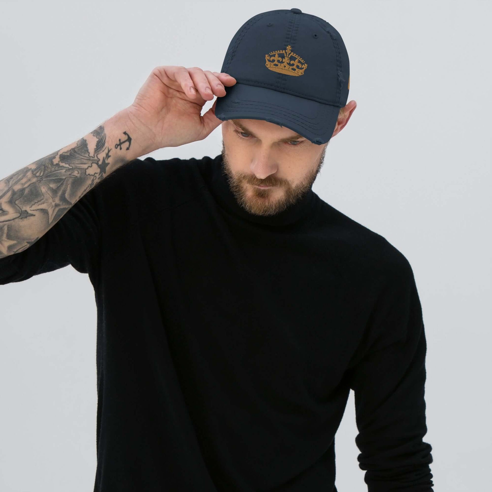 Man wearing Dad-Hat im Used-Look N°0 in navy with crown emblem, perfect for casual wear with jeans and a T-shirt.