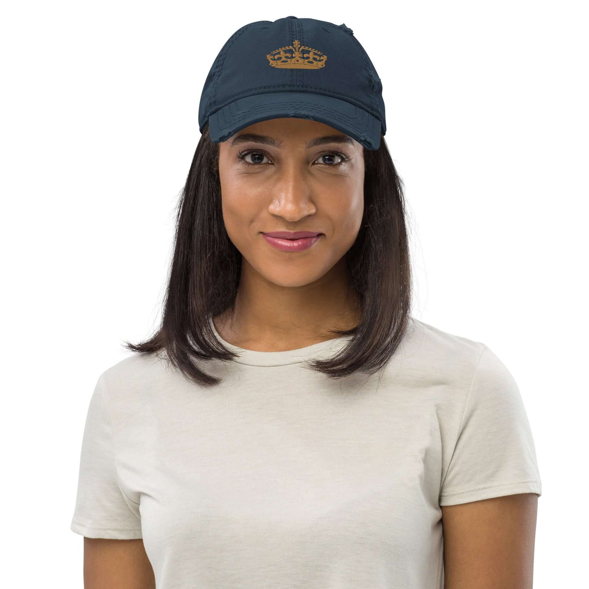 Person wearing Dad-Hat im Used-Look N°0 with embroidered crown design, perfect for casual outfits like jeans and a t-shirt.
