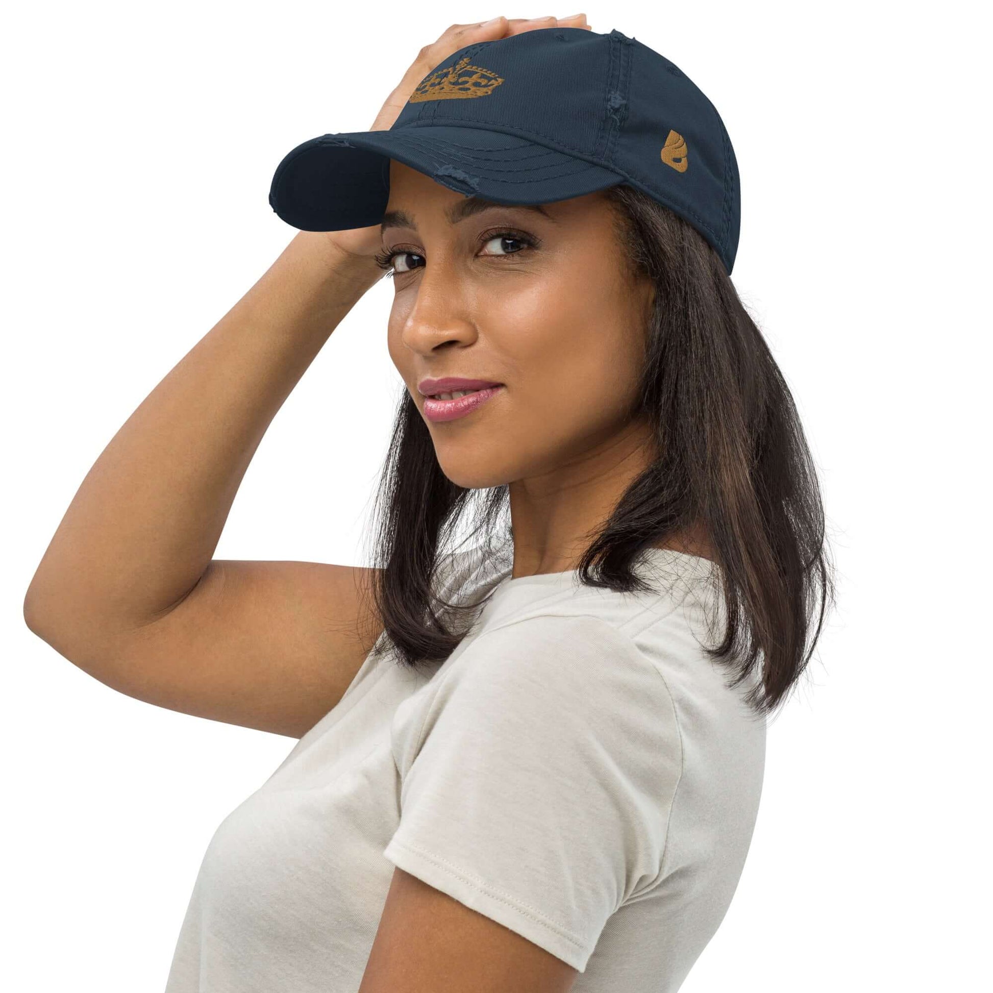 Woman wearing Dad-Hat im Used-Look N°0, showcasing casual fashion style with a navy blue cap and a light t-shirt.