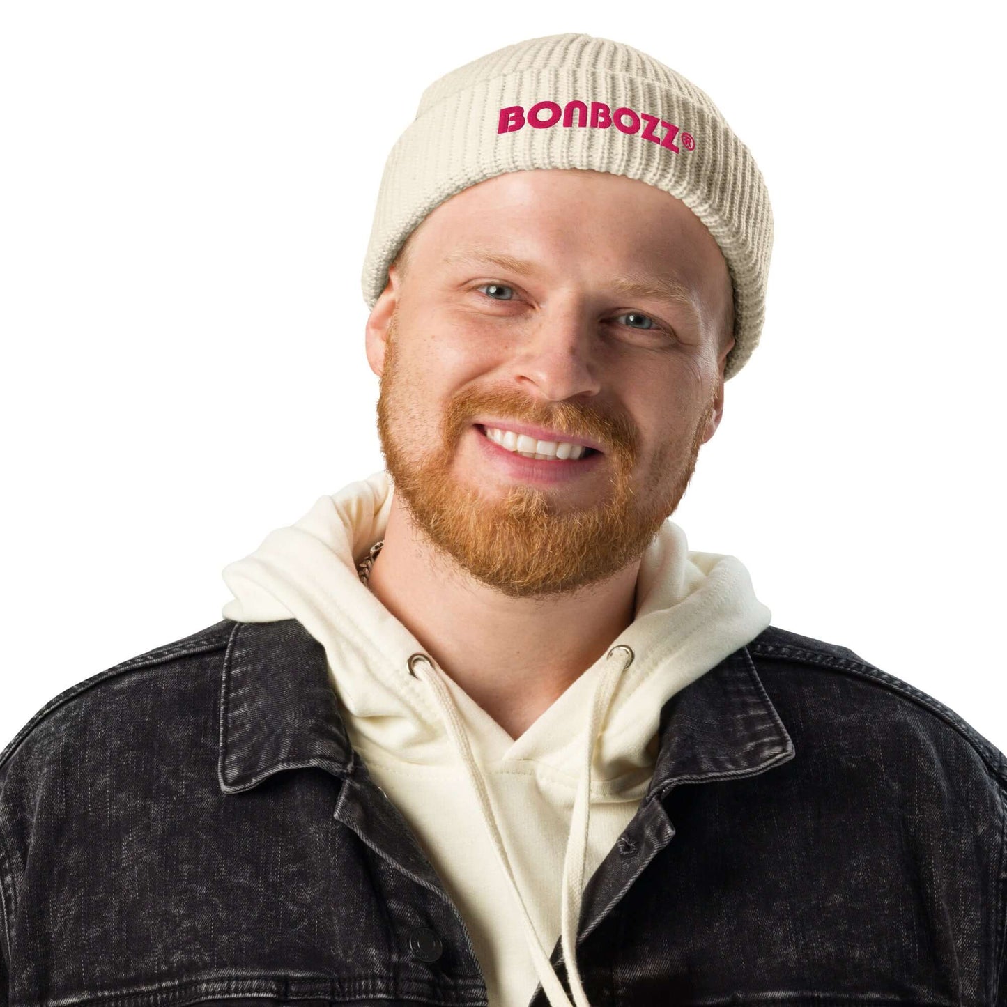 Man wearing beige Fischermütze N°0, ribbed knit beanie with logo, styled with a denim jacket and hoodie for a trendy look.