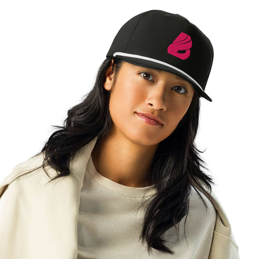 Golfcap - Stylish black cap with pink logo, structured fit, adjustable snapback, perfect for outings, worn by a woman.