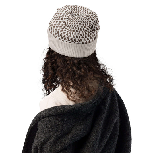 Person wearing Gestrickte Mütze, a soft knitted hat perfect for everyday wear, crafted from cotton and polyester, ideal for cooler days.