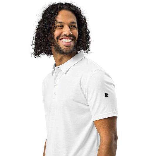 Schmal geschnittenes Herren-Polo-Shirt N°0, weiß, getragen von einem lächelnden Mann, modernes und elegantes Design mit klassischem Polokragen.