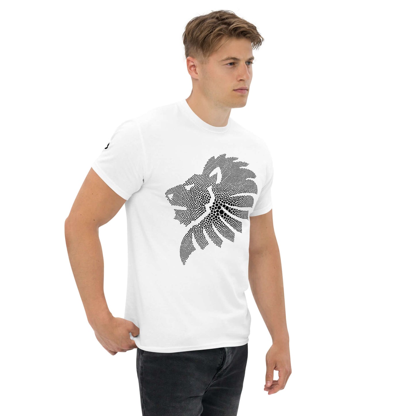 Alt Tag: Klassisches Herren-T-Shirt N°1 mit Löwen-Design, 100% Baumwolle, ideal für modischen Lagenlook, getragen von jungem Mann