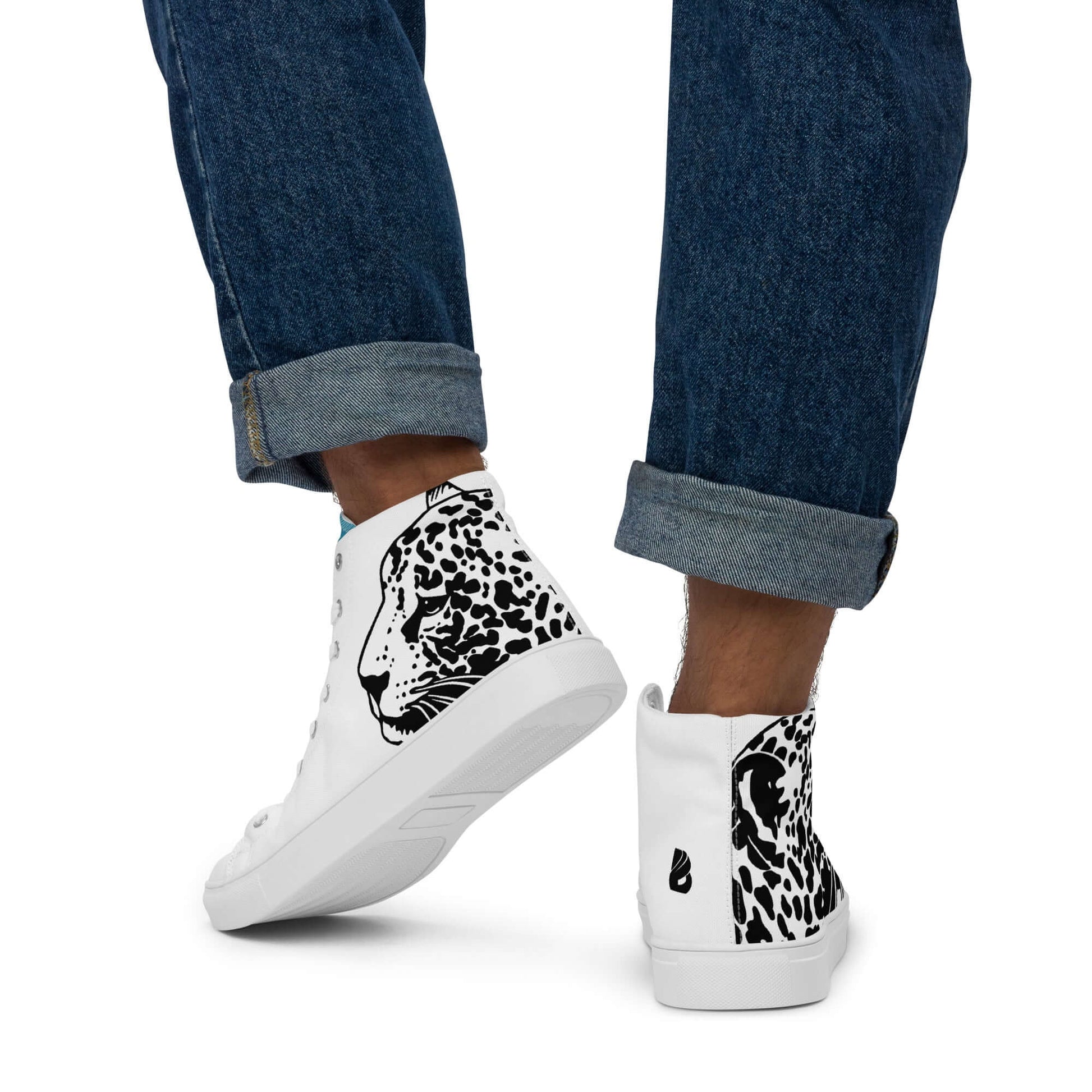 Person wearing High-Top Leinenschuhe für Herren N°5 with leopard print design, jeans rolled up