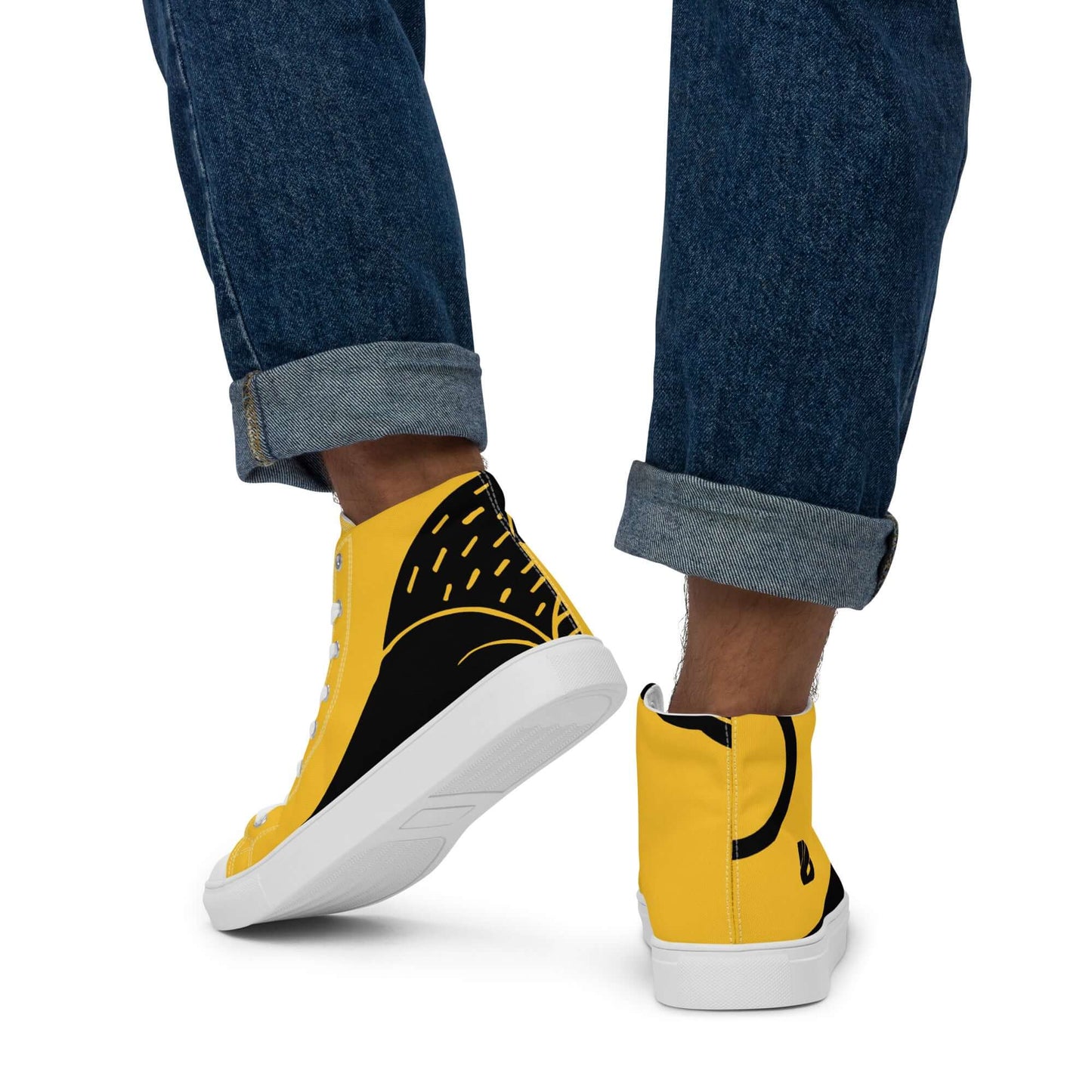High-Top Leinenschuhe für Herren N°8 in Gelb, handgefertigt mit atmungsaktivem Futter und gepolstertem Kragen, getragen mit Jeans.