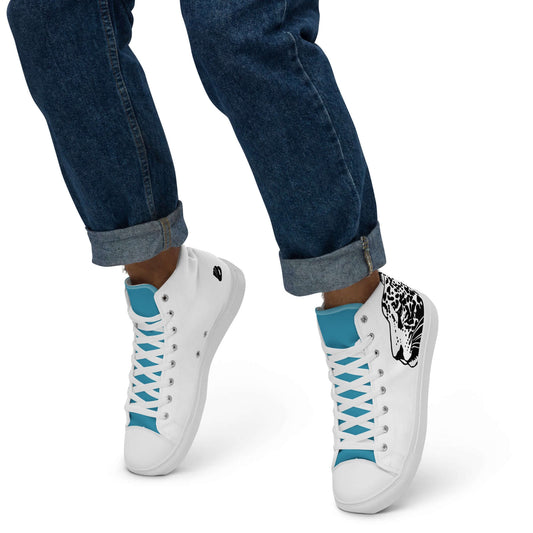 High-Top Leinenschuhe für Herren N°5 mit blauem Akzent und künstlerischem Print, getragen zu Jeans, stilvolle Schuhmode.