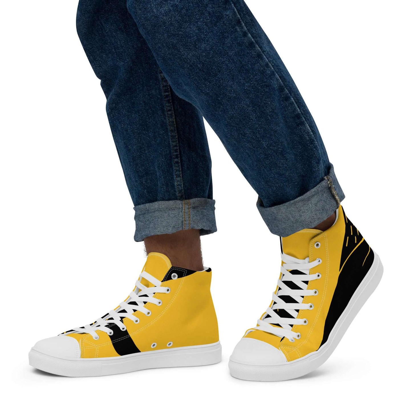 High-Top Leinenschuhe für Herren N°8 in Gelb mit schwarzem Design, getragen von Person in Jeans, seitliche Ansicht.