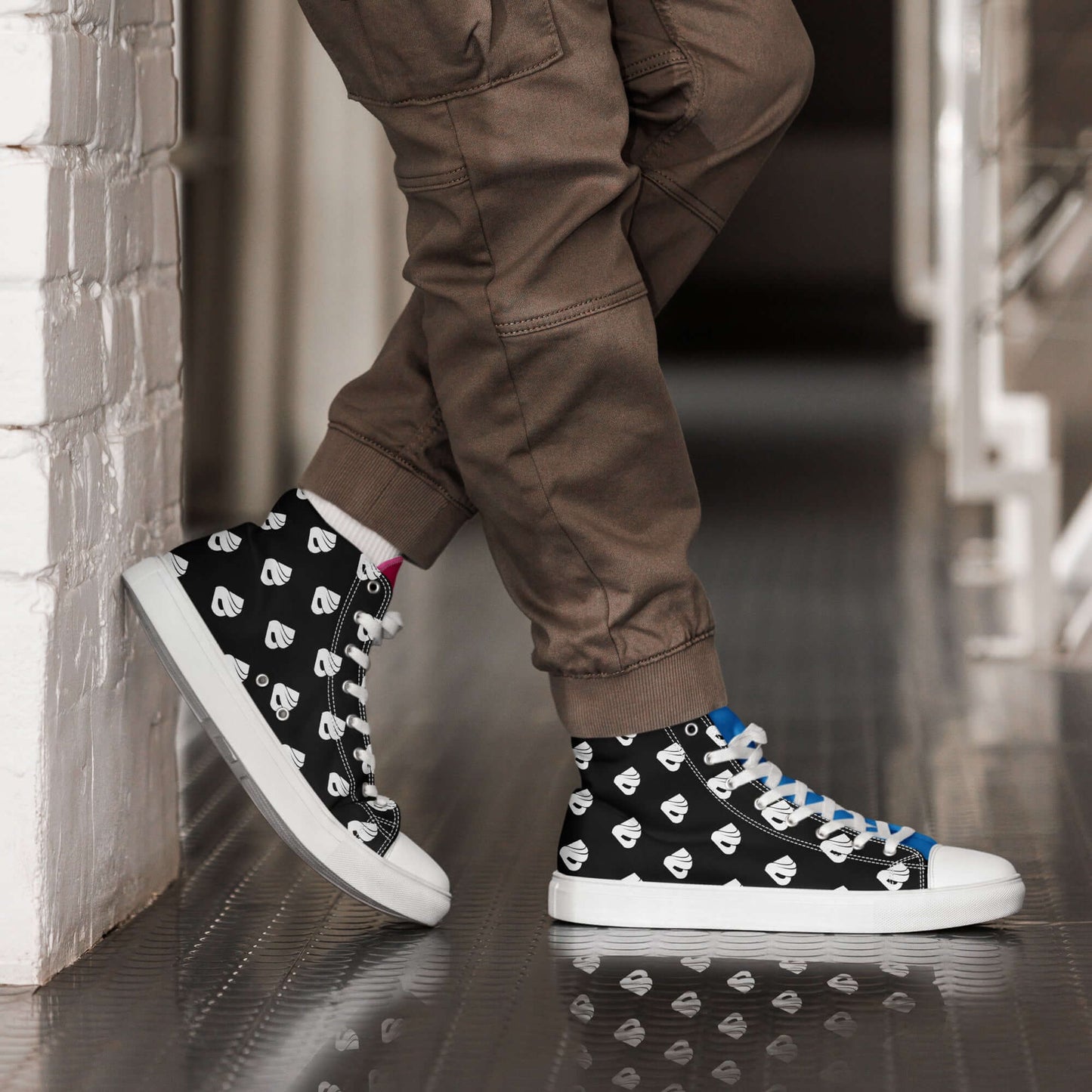 Person wearing High-Top Leinenschuhe für Herren N°7 with black and white pattern, showcasing rubber sole and white laces.