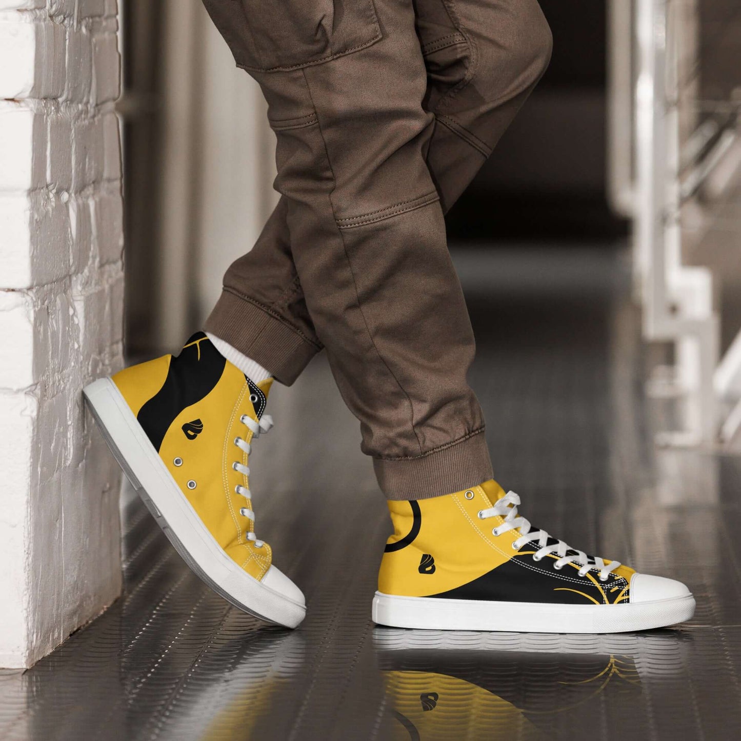 High-Top Leinenschuhe für Herren N°8 in Gelb, lässiger Style, hervorgehoben auf Betonboden.