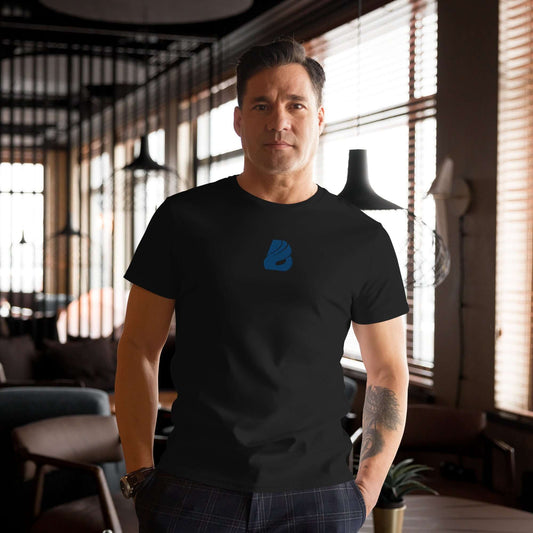 Man wearing Herren-T-Shirt aus Premium-Baumwolle N°3 in stylish interior.