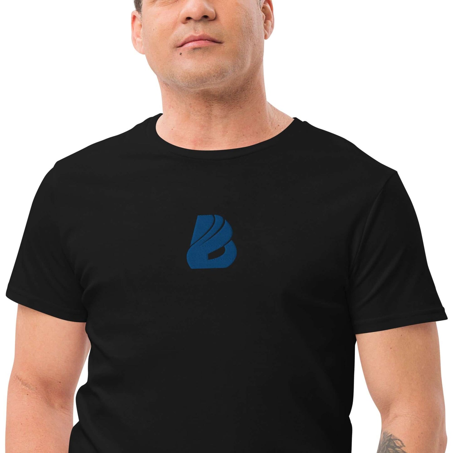 Person wearing Herren-T-Shirt aus Premium-Baumwolle N°3, showcasing classic fit and luxury feel, black color with blue logo.