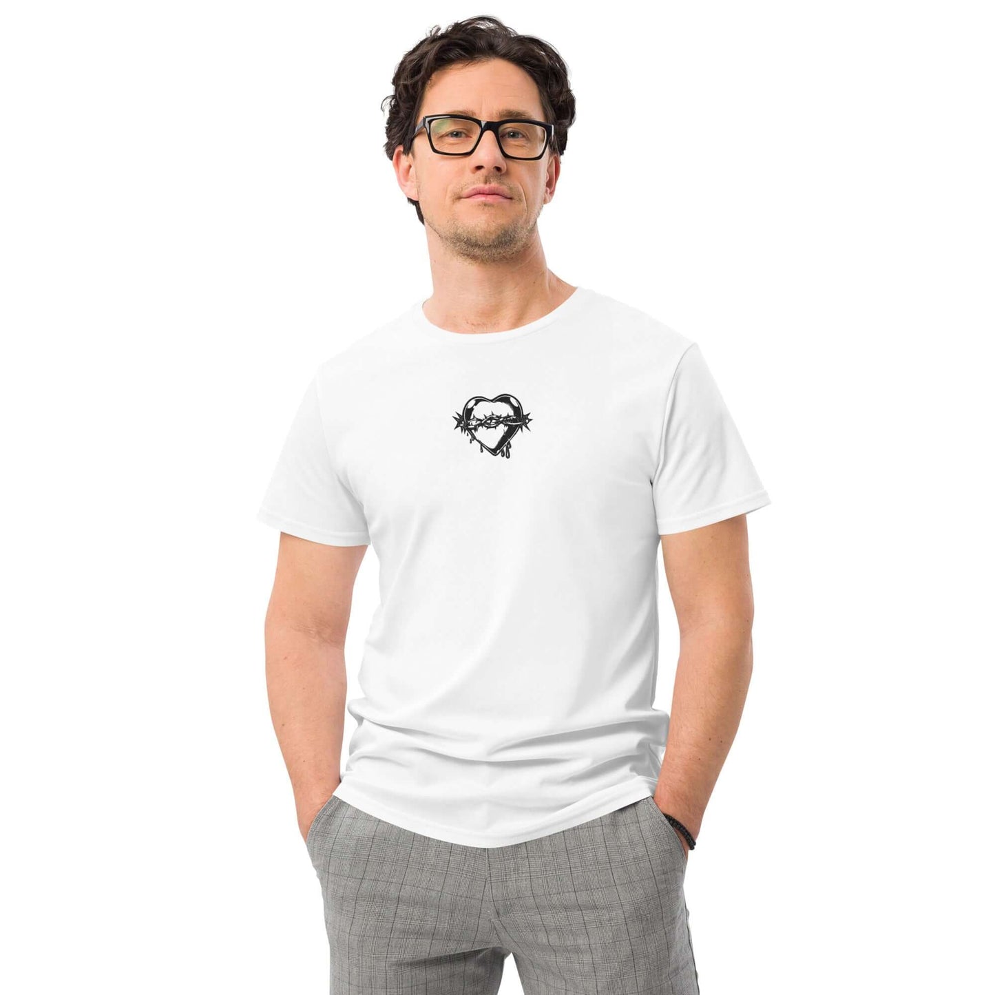 Man wearing Herren-T-Shirt aus Premium-Baumwolle N°4, classic fit, luxurious soft cotton, in white with printed design on chest.
