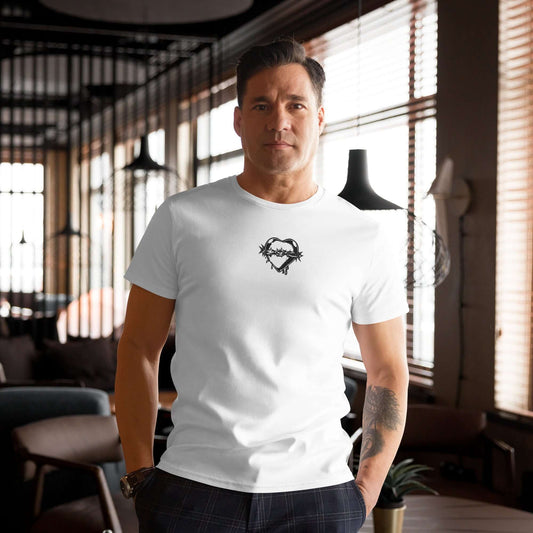 Herren-T-Shirt aus Premium-Baumwolle N°4 worn by model in a cozy room setting, showcasing classic and elegant design for versatile outfits.