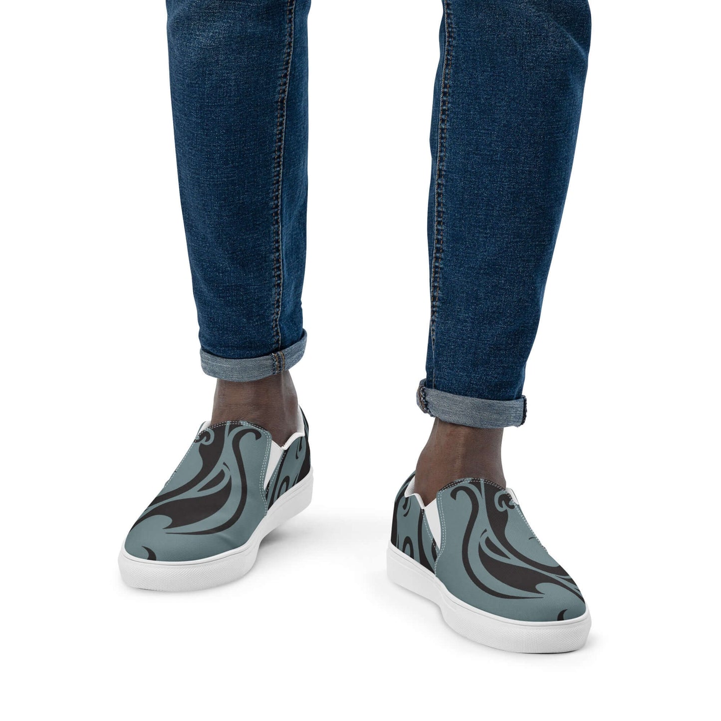 Herren-Canvas-Slipper N°2 worn with jeans, featuring stylish design with removable insoles, focusing on comfort and easy adjustment.