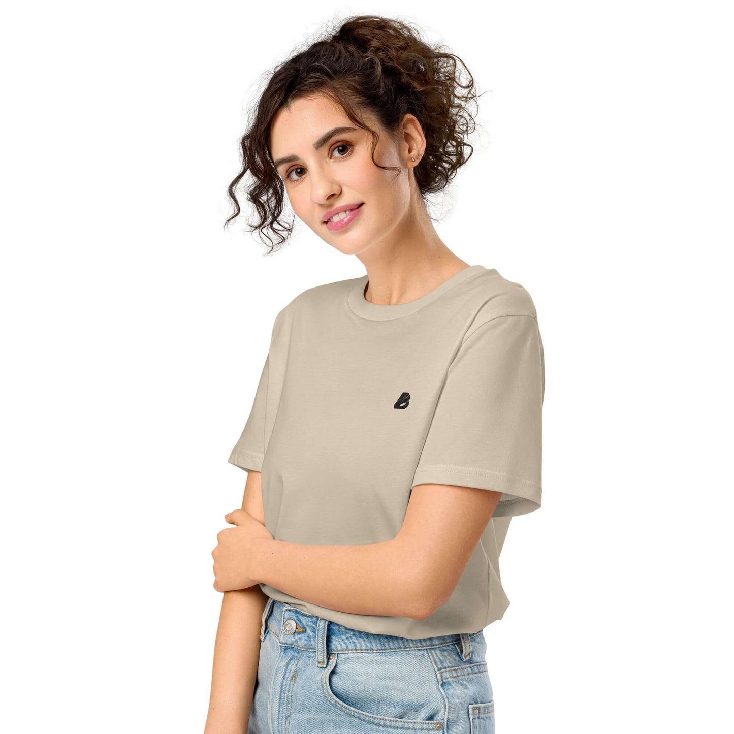 Mittelschweres Unisex Bio-T-Shirt in Beige, getragen von einer Person. 100% Bio-Baumwolle, umweltfreundlich und stylisch. Perfekt für die Übergangszeit.