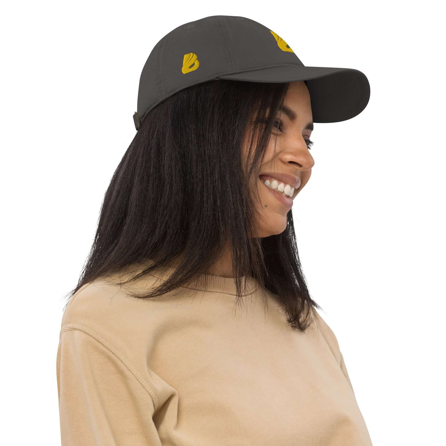Smiling woman wearing Bio-Dad Hat N°1 made of 100% organic cotton, showcasing sustainable fashion.