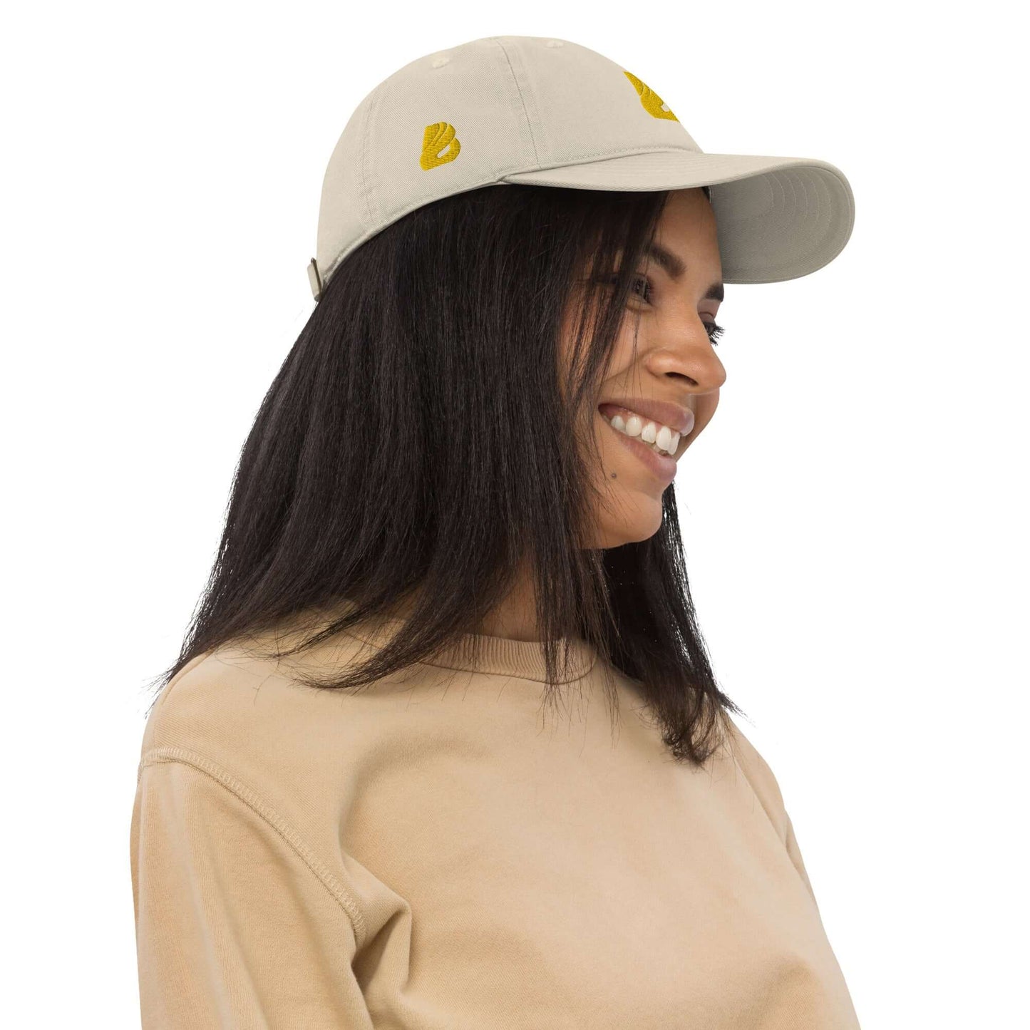 Woman wearing Bio-Dad Hat N°1 made from 100% organic cotton, side profile view.