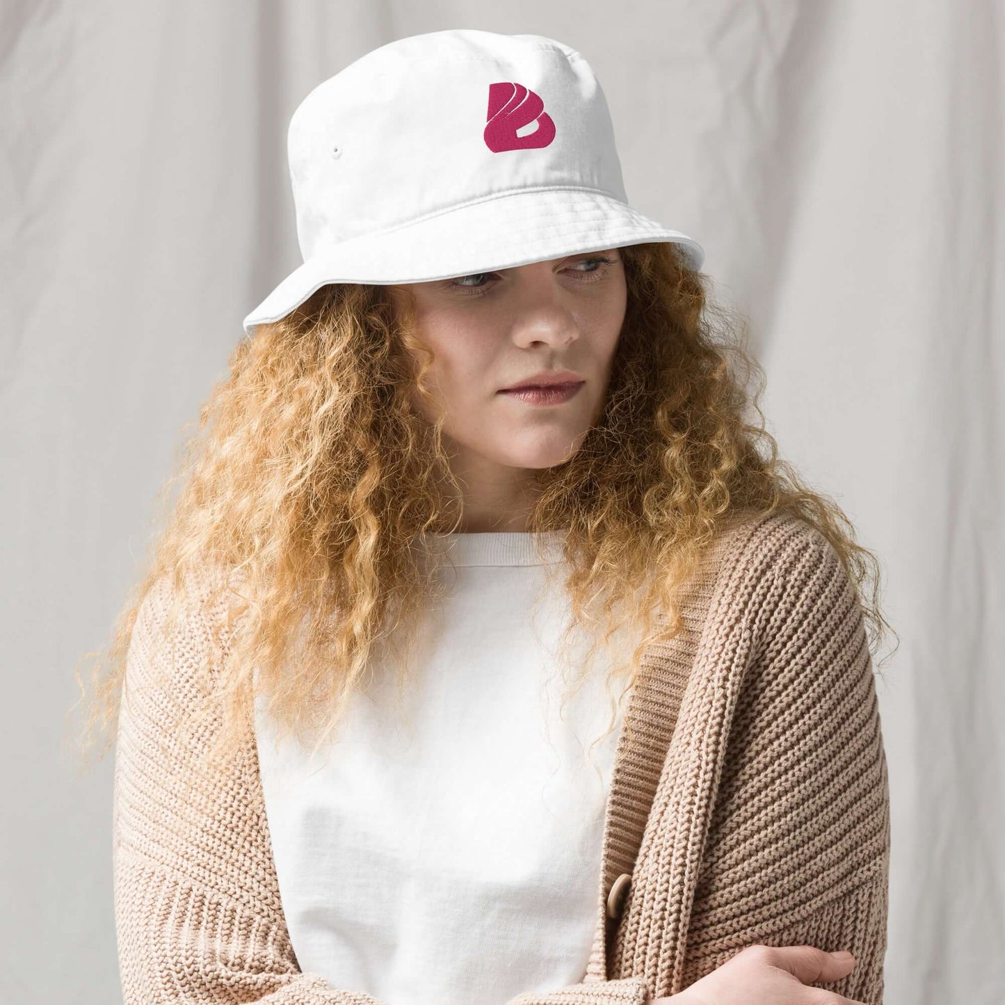 Woman wearing Fischerhut aus Bio-Baumwoll-Twill N°0, a stylish and eco-friendly hat with breathable cotton twill material for comfort.
